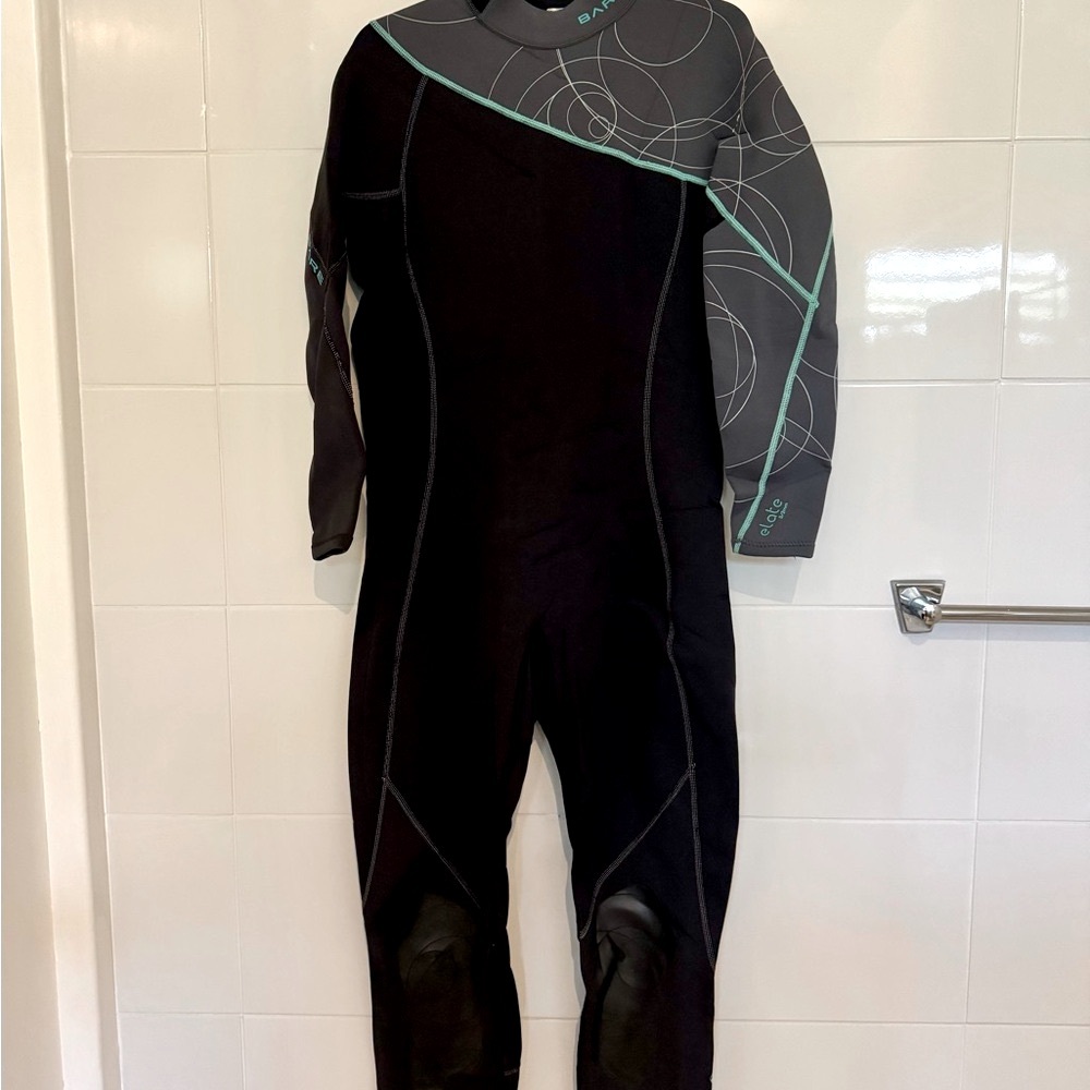 Bare Elate Black and Gray Women’s 3/2 mm Wetsuit for Water Activities